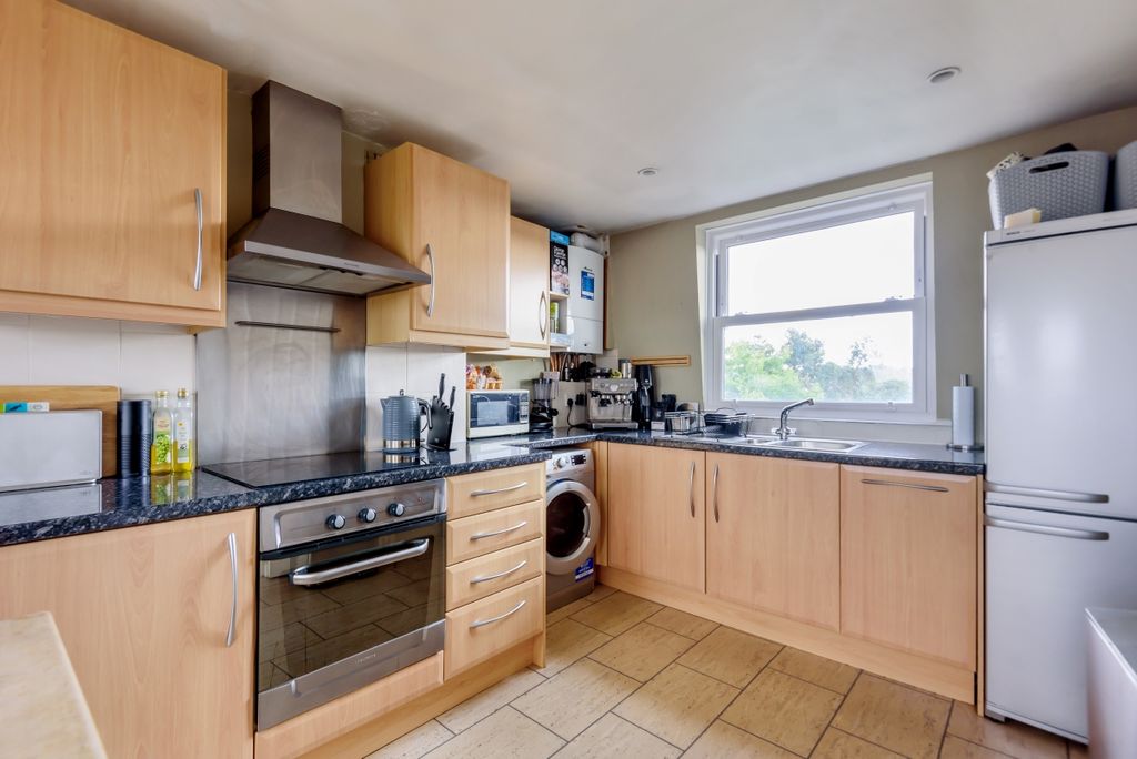 Property photo 2 of 8 895831 (2)