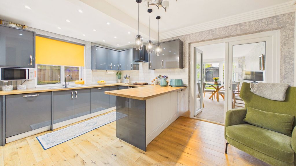 Property photo 2 of 33 5215184