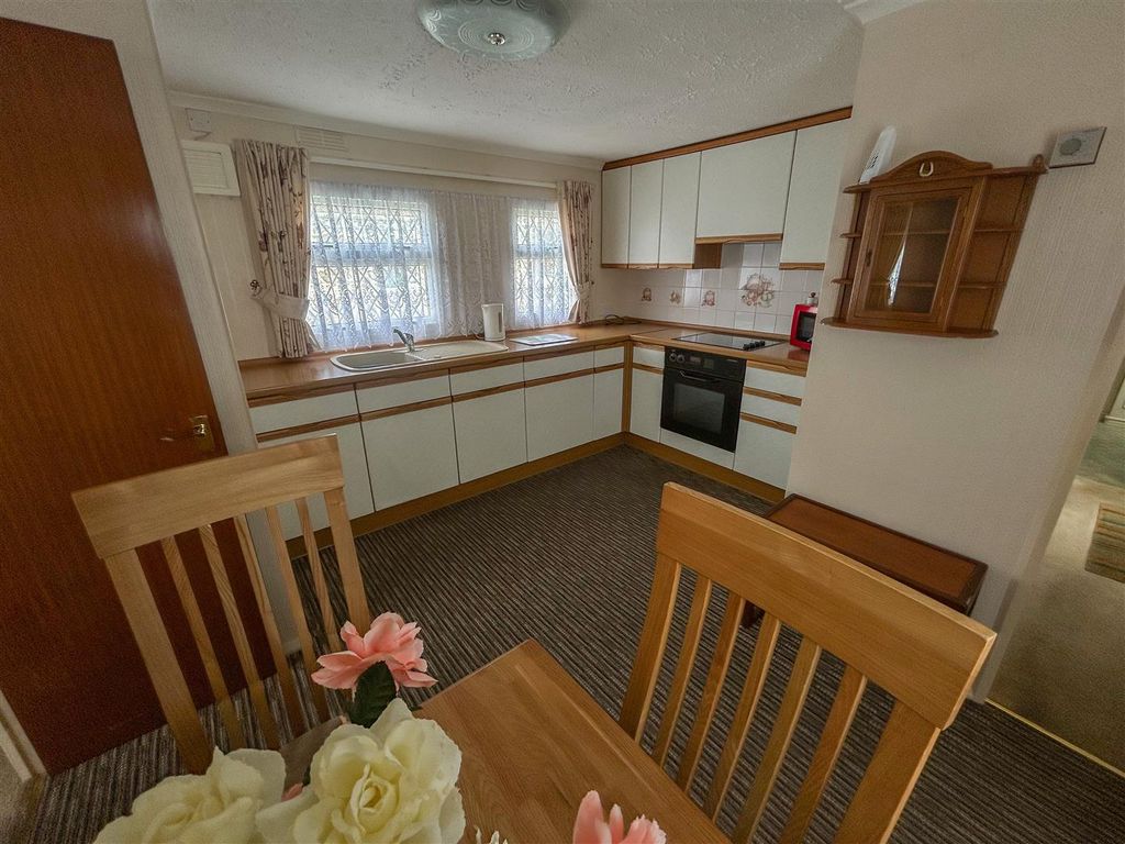 Property photo 3 of 7 Kitchen