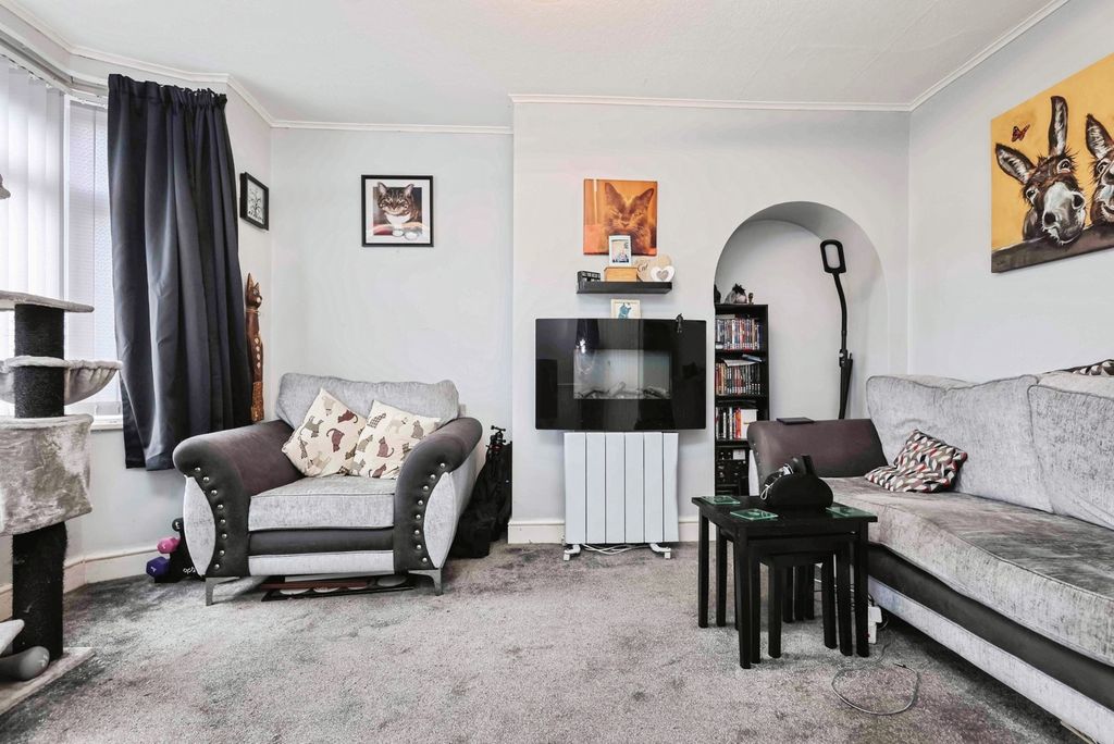 Property photo 3 of 16 Lounge