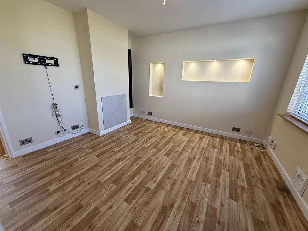 Property photo 2 of 13 Lounge