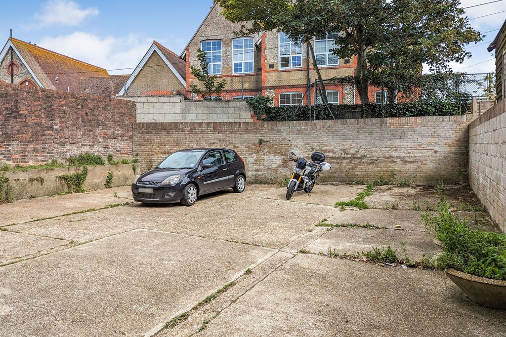Property photo 3 of 10 Flat 6, Beachcroft, Pelham Place, Seaford, Bn25 1En
