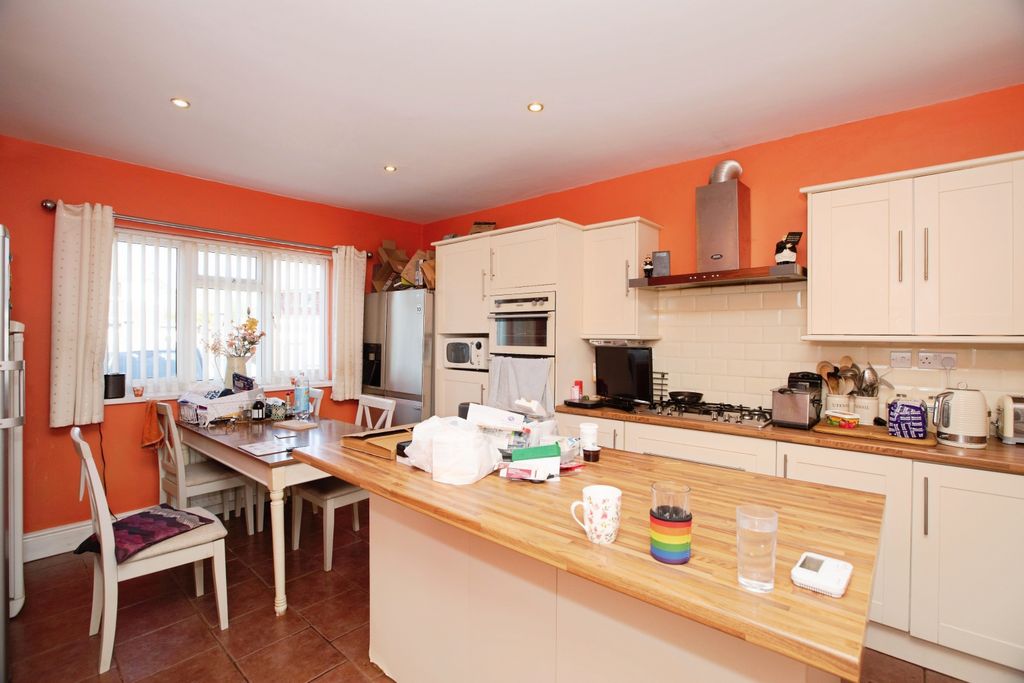 Property photo 3 of 11 Kitchen