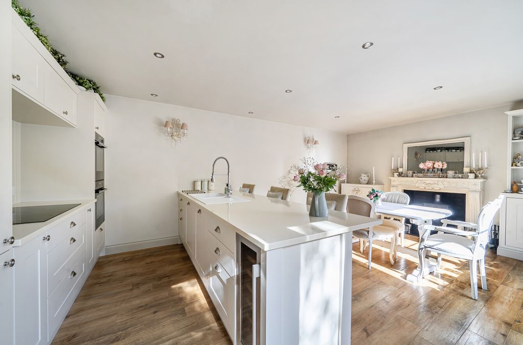 Property photo 2 of 19 1484258-12-6A46Be...