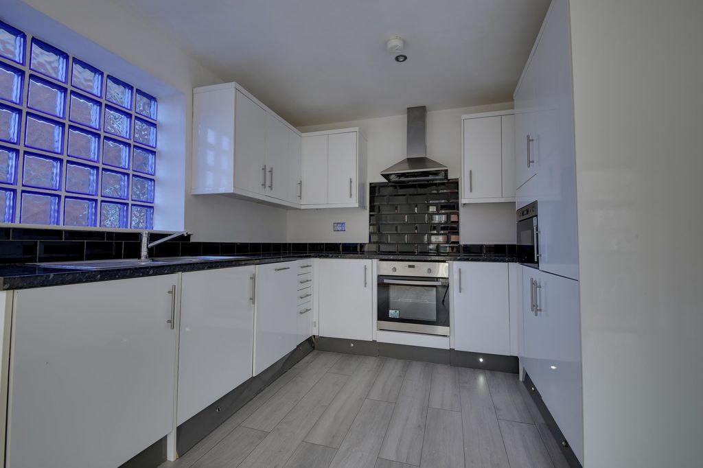 Property photo 3 of 14 Kitchen