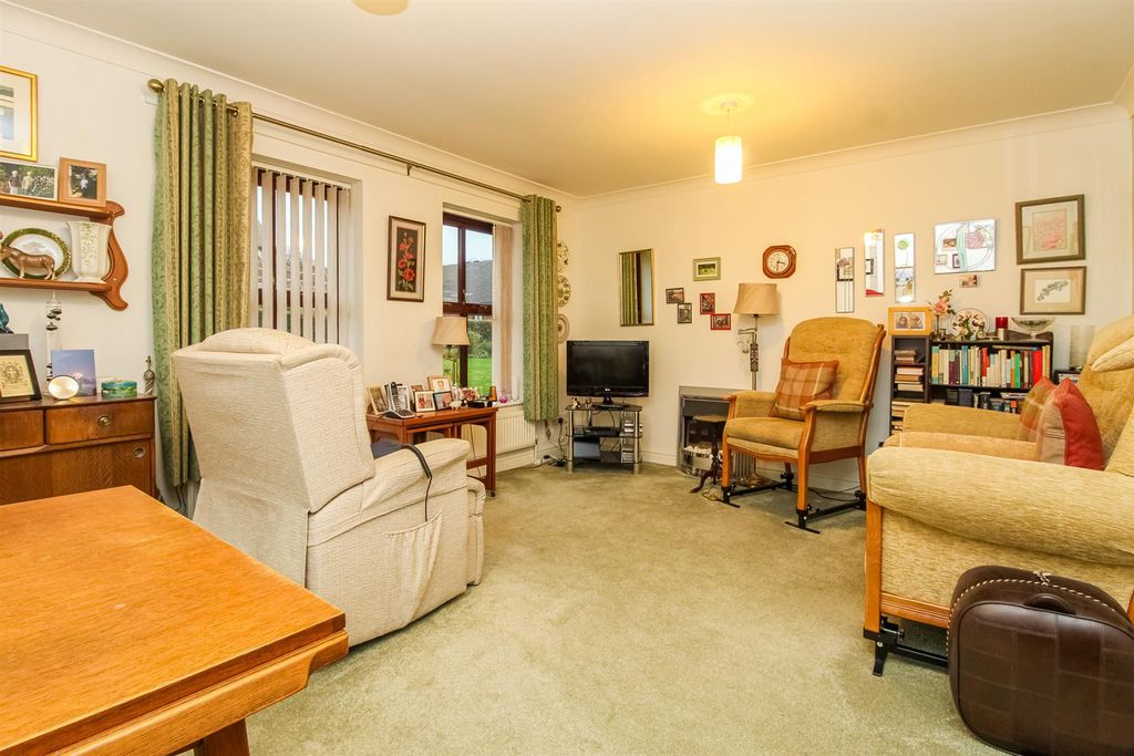 Property photo 3 of 10 Living Room
