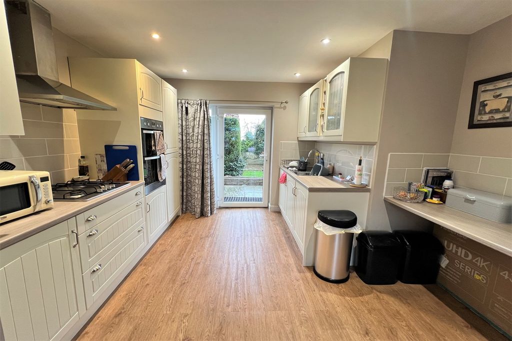 Property photo 3 of 8 Kitchen