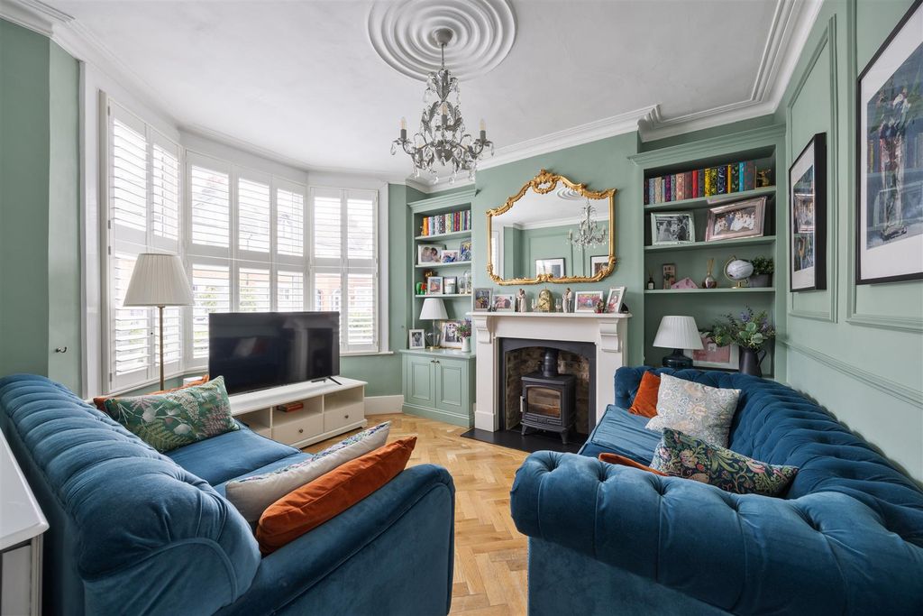 Property photo 3 of 46 Waverley Road, E18
