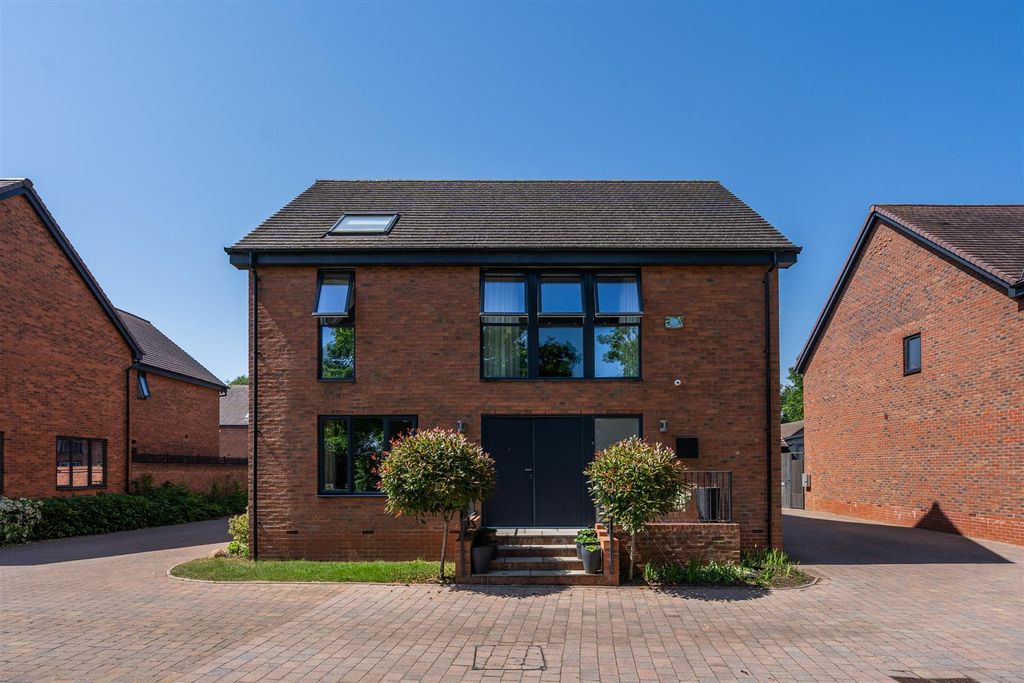 Property photo 1 of 32 8 Hampton Gate_85.Jpg