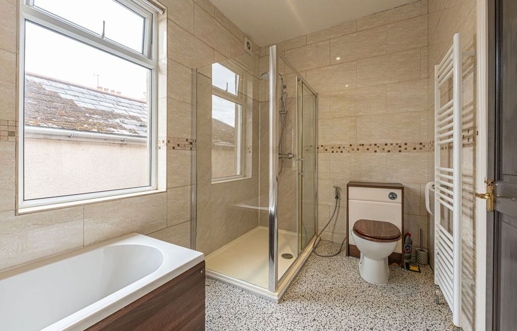 Property photo 3 of 19 Bathroom