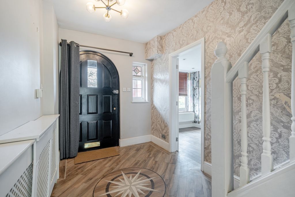 Property photo 3 of 24 Entrance Hall