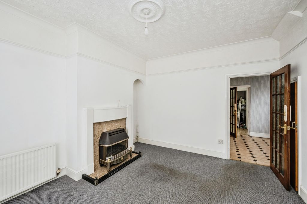 Property photo 3 of 15 Lounge