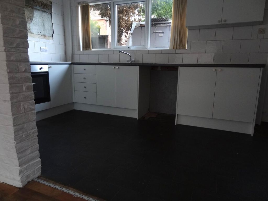 Property photo 3 of 10 Kitchen