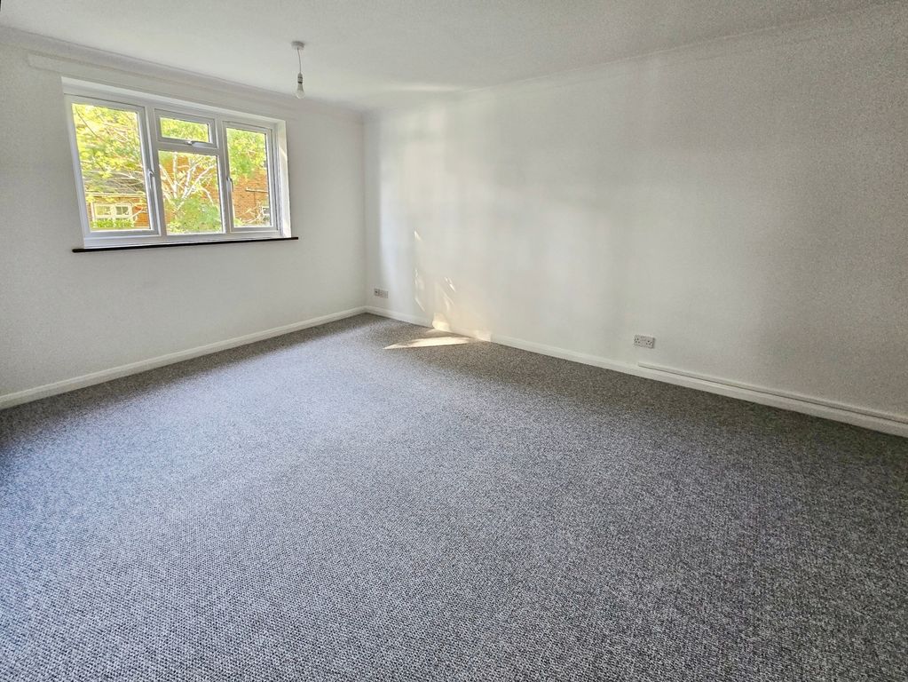 Property photo 3 of 10 Living Room