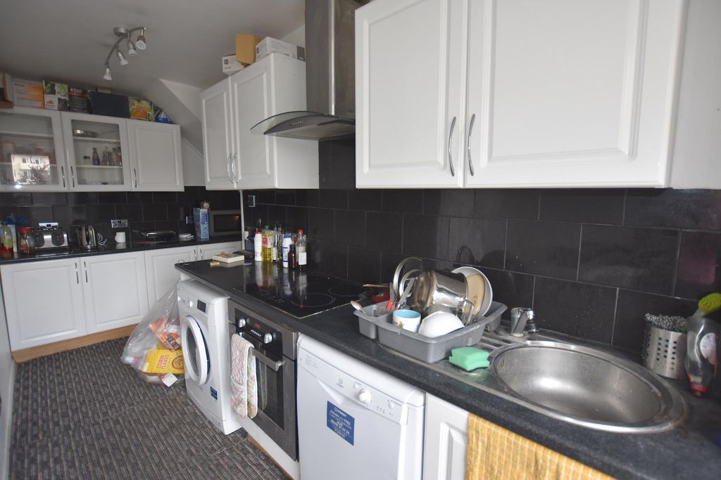 Property photo 2 of 8 Kitchen.Jpg