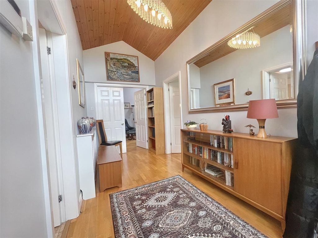 Property photo 2 of 24 Entrance Hall