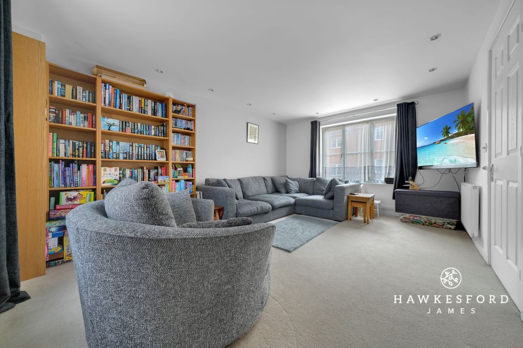 Property photo 2 of 15 Manisty Court, Sittingbourne - Lounge