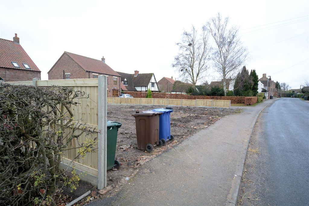 Property photo 3 of 5 Cliffe Land i.Jpg