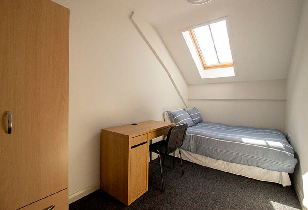 Property photo 1 of 4 A Cozy Double Bedroom Featuring A Comfortable Bed ...
