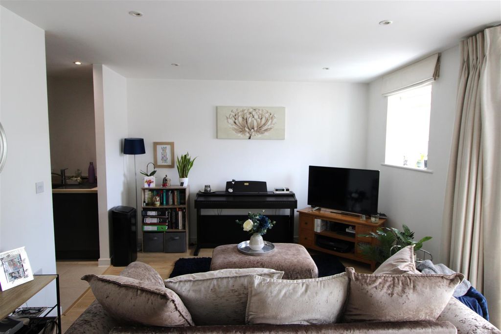 Property photo 3 of 11 Lounge 3.Jpg