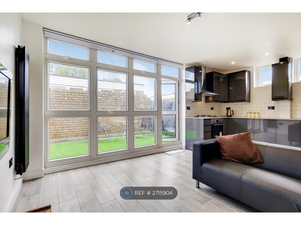 Property photo 3 of 12 Living Room