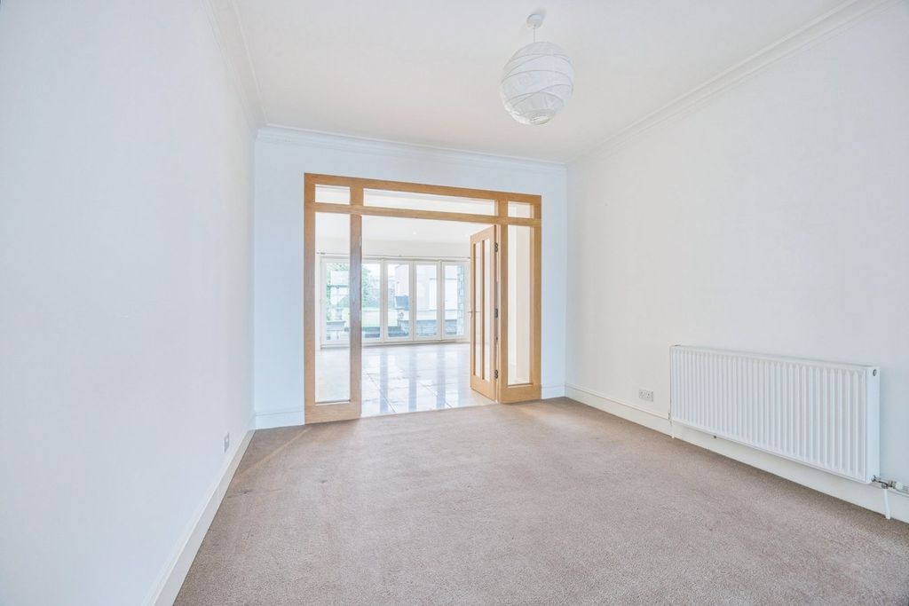 Property photo 3 of 33