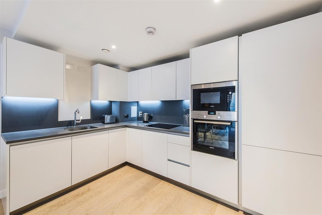 Property photo 3 of 19 Kitchen