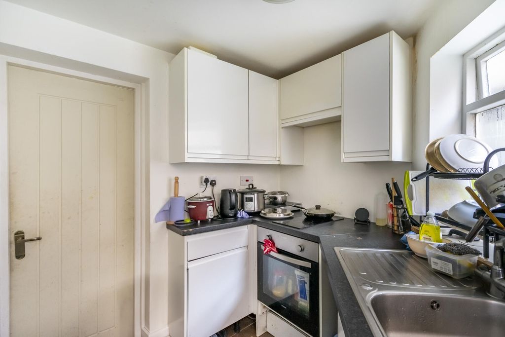 Property photo 3 of 11 Kitchen