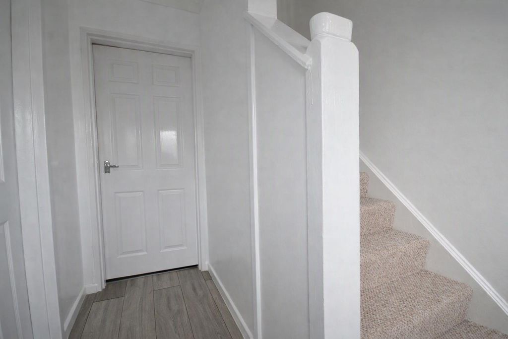 Property photo 2 of 11 Entrance Hall