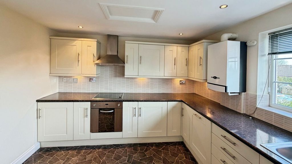 Property photo 3 of 8 Kitchen