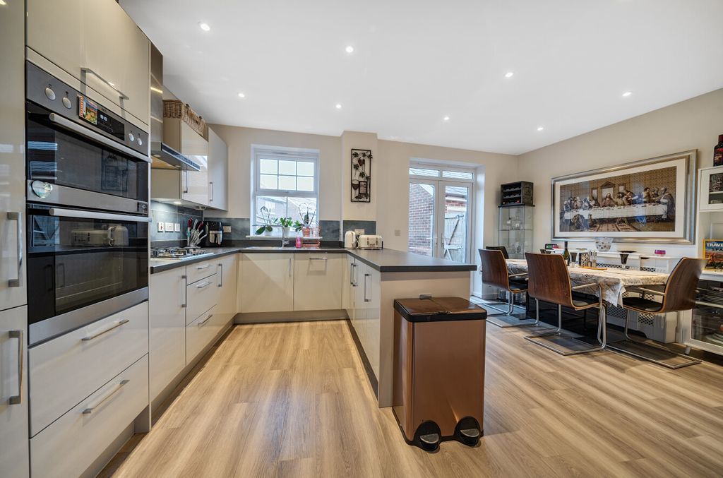 Property photo 3 of 19 1384794-13-6926d9...