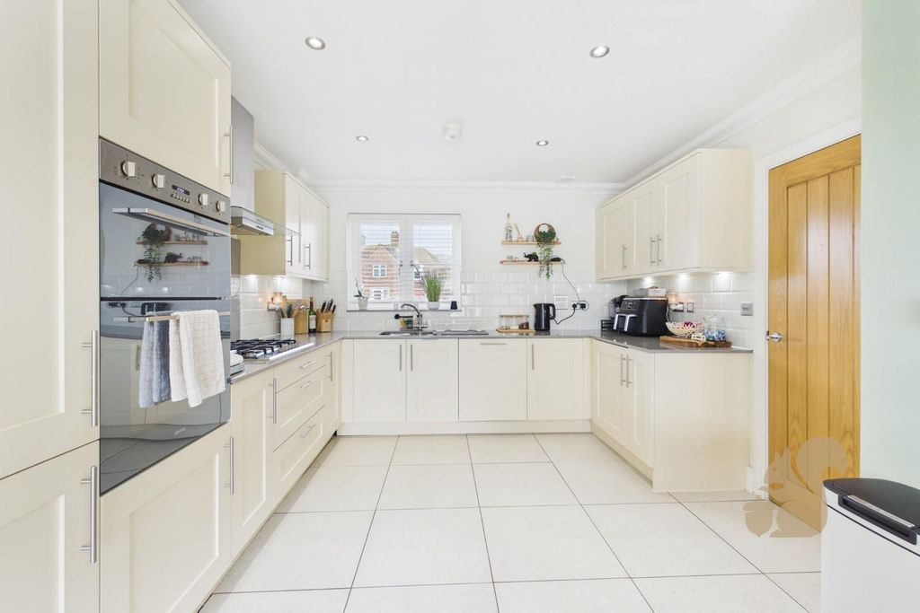 Property photo 3 of 18 Cam01254G0-Pr0425-Still008.Jpg