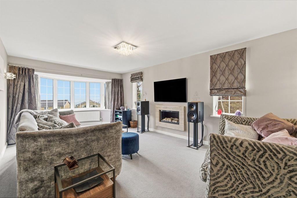 Property photo 3 of 31 Lounge