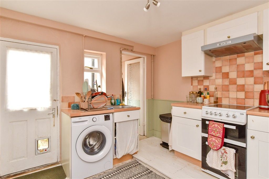 Property photo 3 of 10 Kitchen