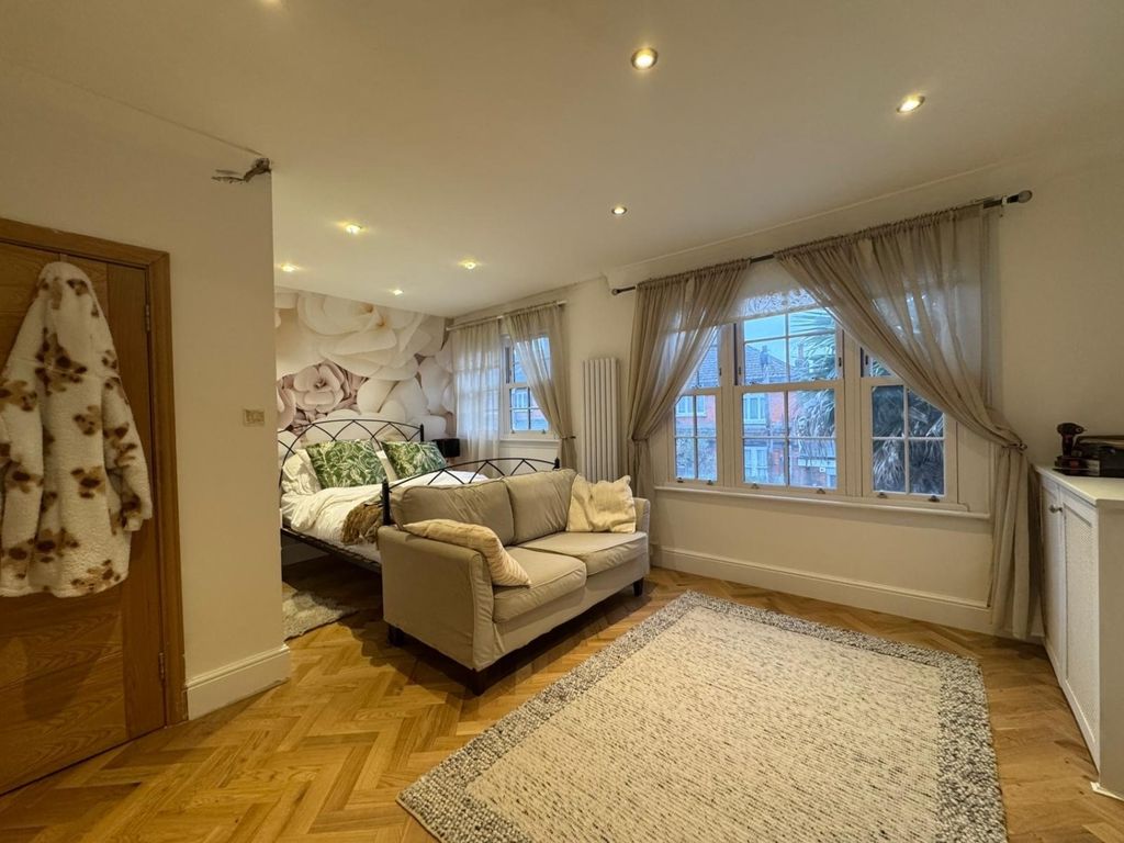 Property photo 2 of 6 Studio