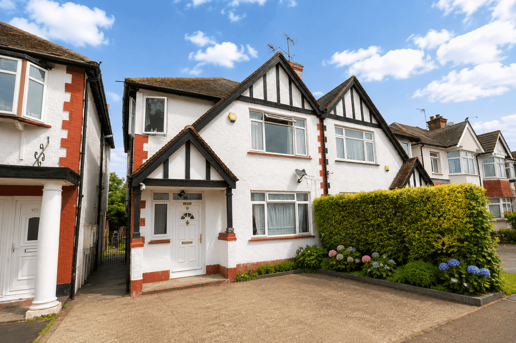 Property photo 1 of 11 St Johns Road, Wembley, Middlesex Ha9