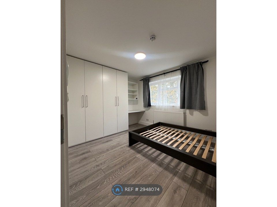 Property photo 1 of 17 Room 5