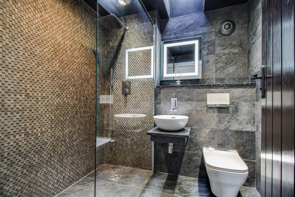 Property photo 3 of 18 En Suite Shower Room