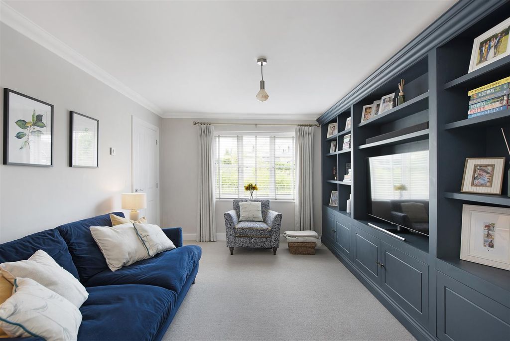 Property photo 2 of 30 6 Beale Road Ph25.Jpg
