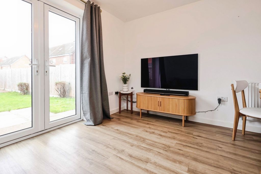 Property photo 2 of 18 Lounge