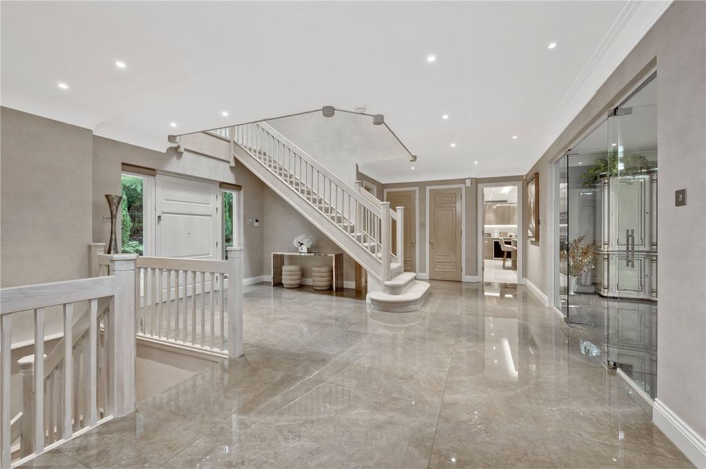 Property photo 2 of 12 Entrance Hall