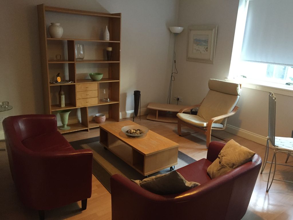 Property photo 1 of 8 Lounge