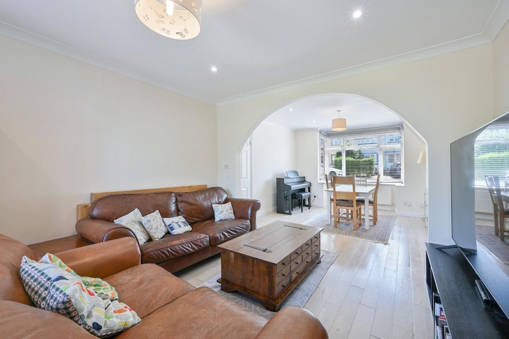 Property photo 2 of 14 Bridle Road