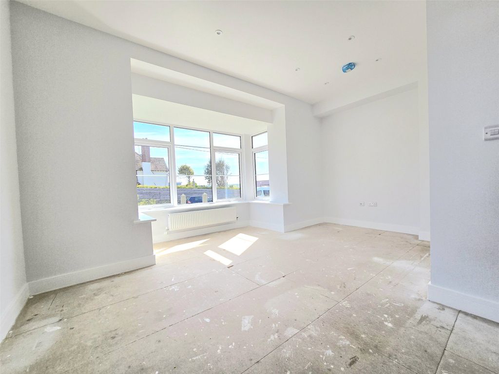 Property photo 3 of 10 Lounge