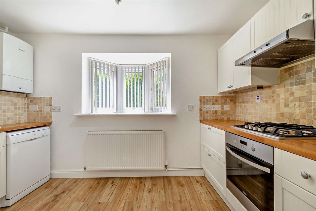 Property photo 3 of 18 8656196-Interior02-800.Jpg