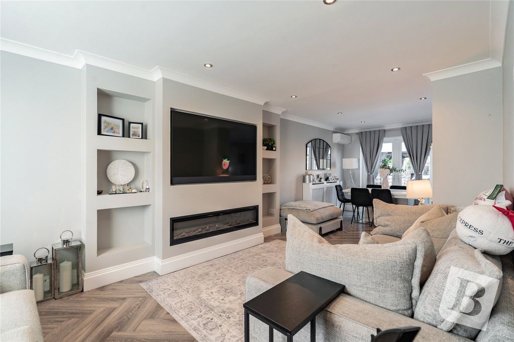 Property photo 3 of 17 Lounge