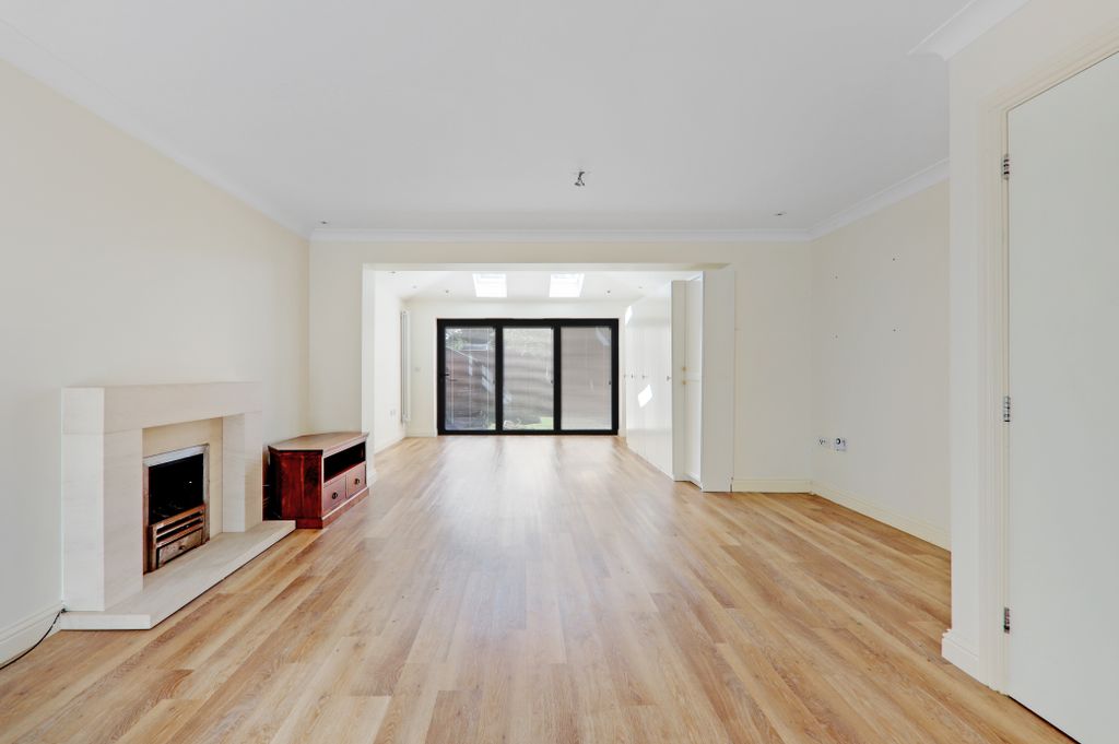 Property photo 2 of 15 04-2Bdfjhmcb - 1 Malory Close - 10