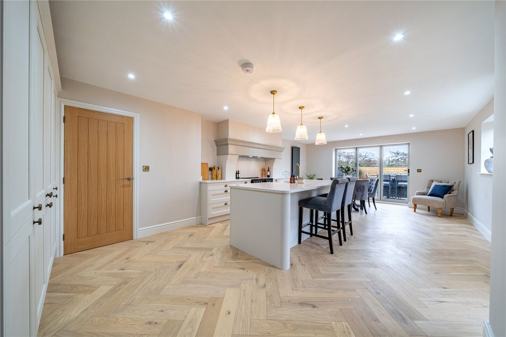 Property photo 1 of 33 Picture No. 18