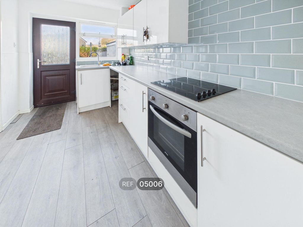 Property photo 2 of 11 Kitchen