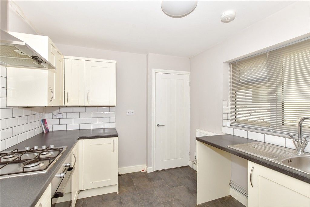 Property photo 3 of 10 Kitchen